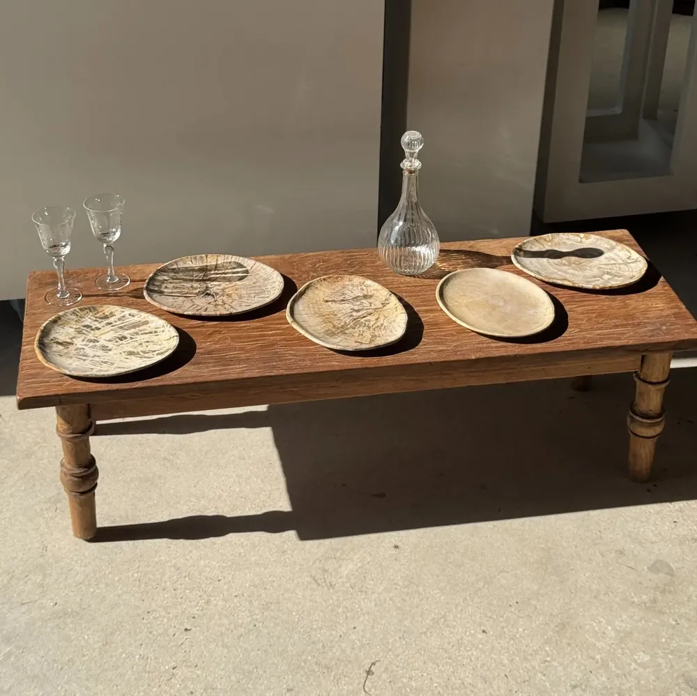Assiettes de réception - Petit vide poche ou plat en bois pétrifié beige cernes petit cœur noir - OFFICE OBJETS