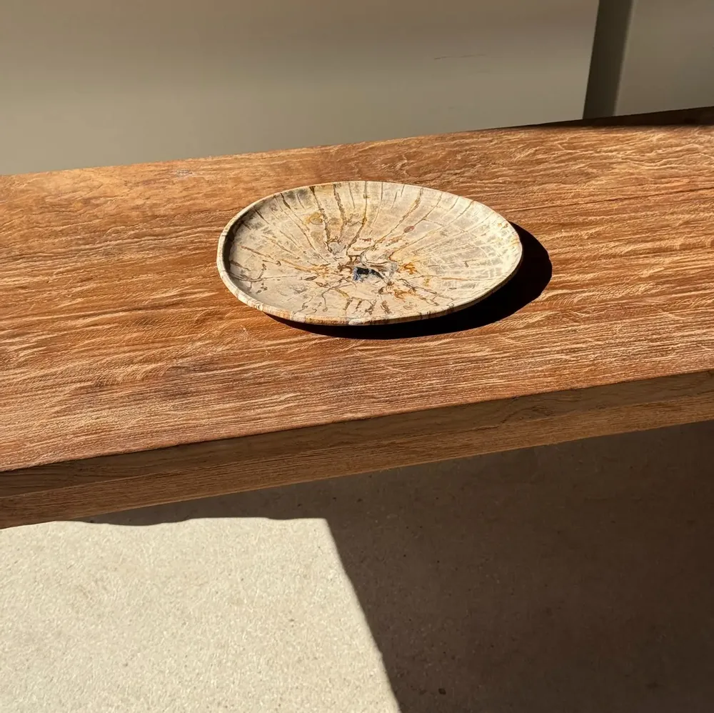 Assiettes de réception - Petit vide poche ou plat en bois pétrifié beige cernes petit cœur noir - OFFICE OBJETS