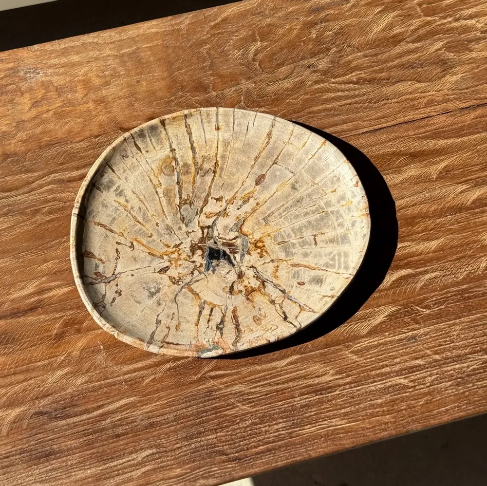 Assiettes de réception - Petit vide poche ou plat en bois pétrifié beige cernes petit cœur noir - OFFICE OBJETS