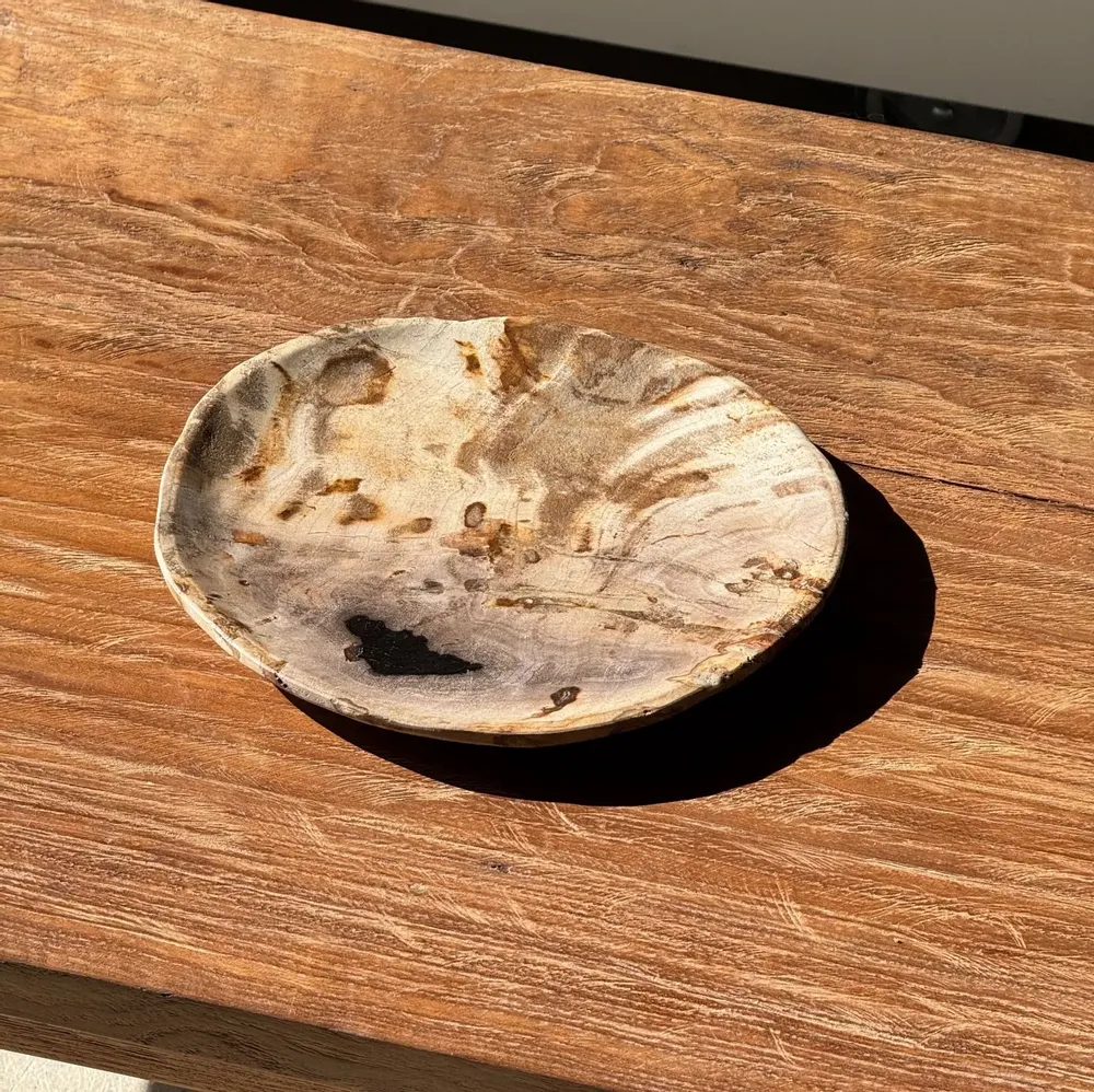Assiettes de réception - Petit vide poche ou plat en bois pétrifié beige tache noire D20x17 - OFFICE OBJETS