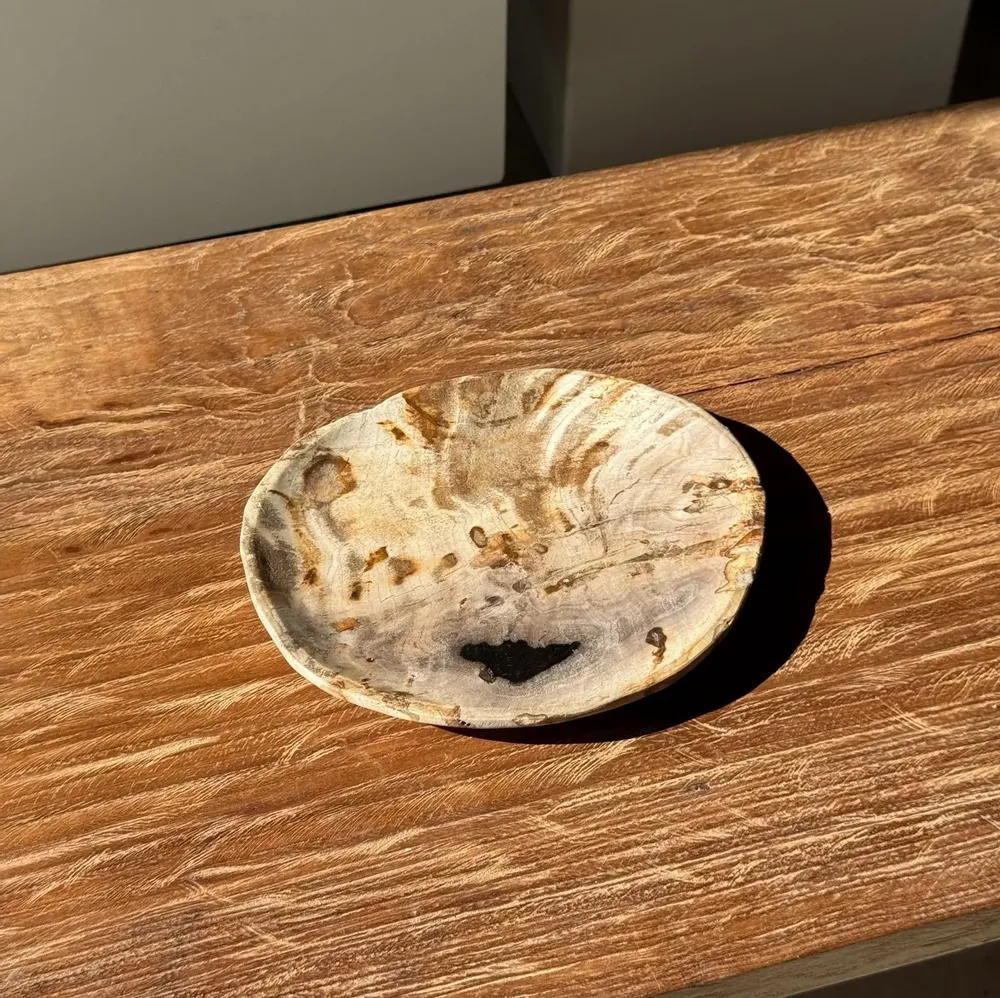 Assiettes de réception - Petit vide poche ou plat en bois pétrifié beige tache noire D20x17 - OFFICE OBJETS