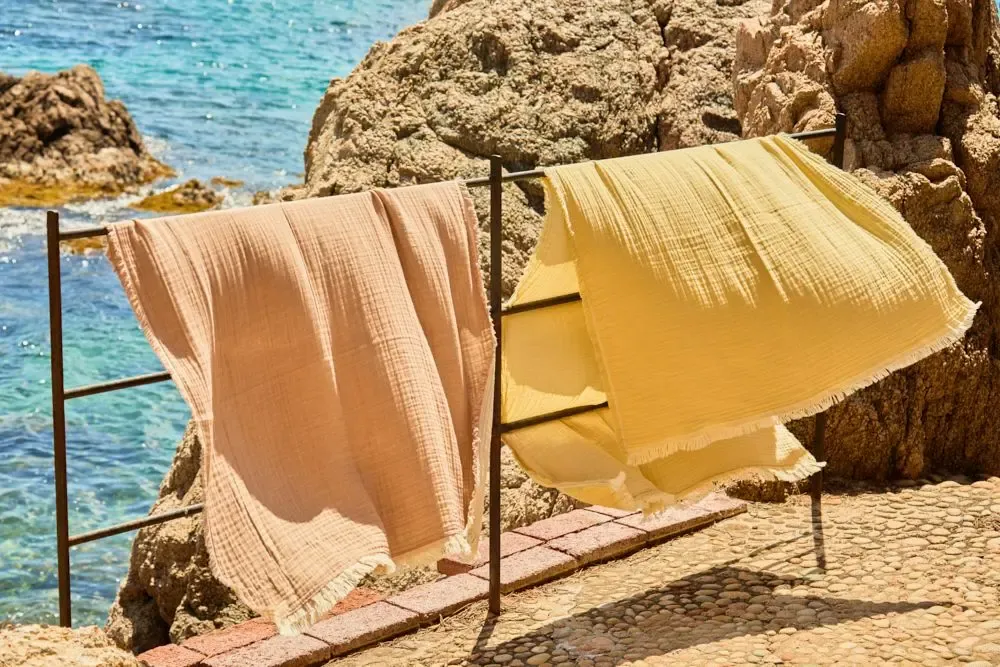 Prêt-à-porter - ENVELOPPEMENT DE PLAGE ET SERVIETTES. - CALMA HOUSE