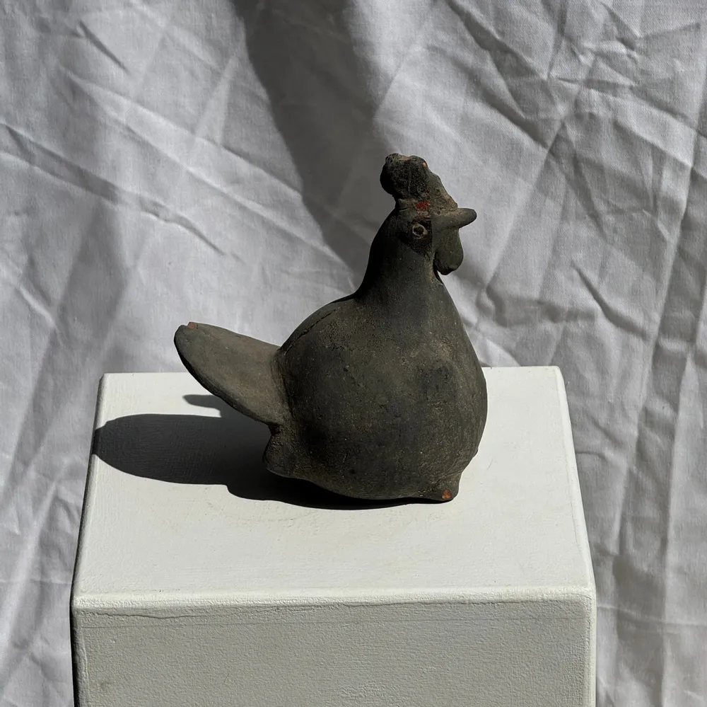 Sculptures, statuettes et miniatures - Petite poule en terre cuite, travail artisanal indonésien ancien H18 - OFFICE OBJETS
