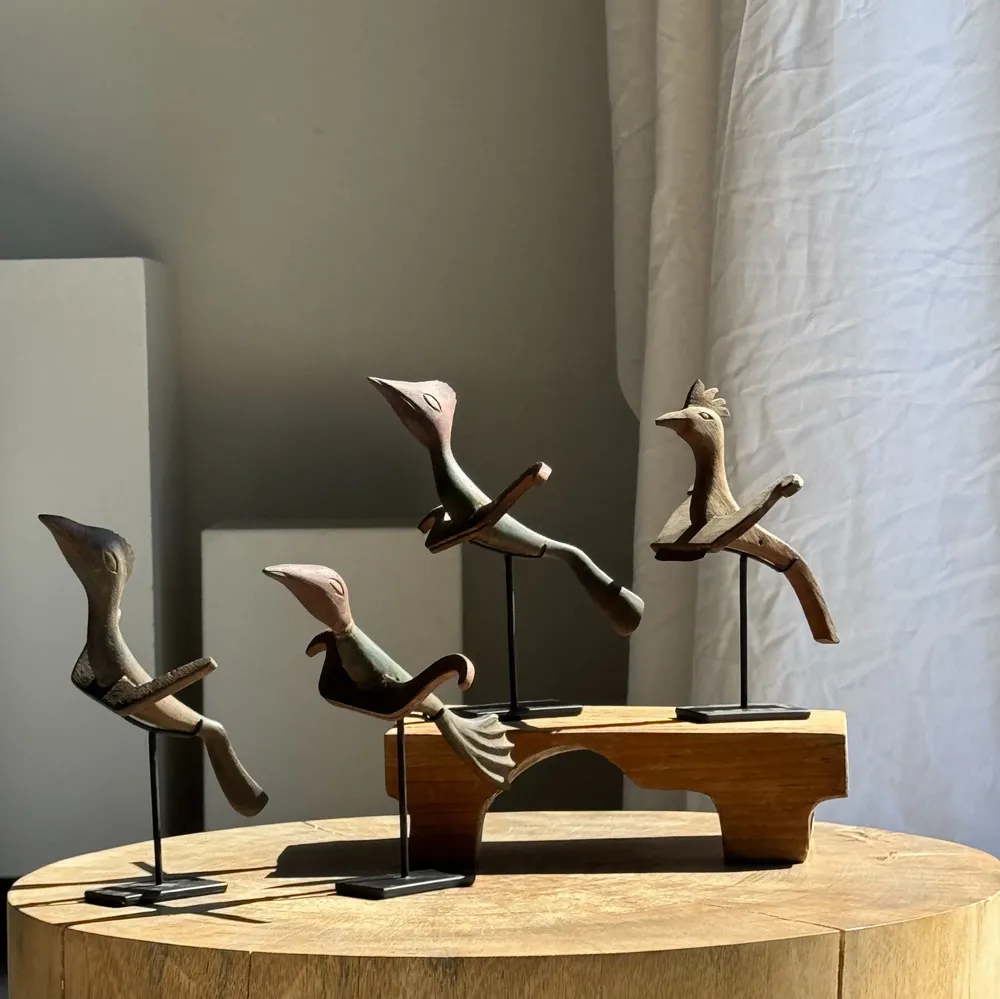 Sculptures, statuettes et miniatures - Oiseau décoratif traditionnel indonésien en bois sur socle - OFFICE OBJETS