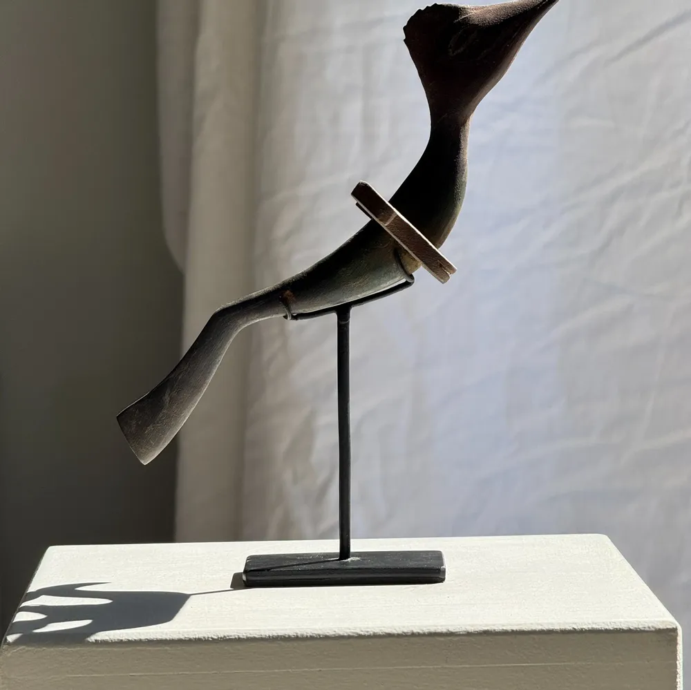 Sculptures, statuettes et miniatures - Oiseau décoratif traditionnel indonésien en bois sur socle - OFFICE OBJETS