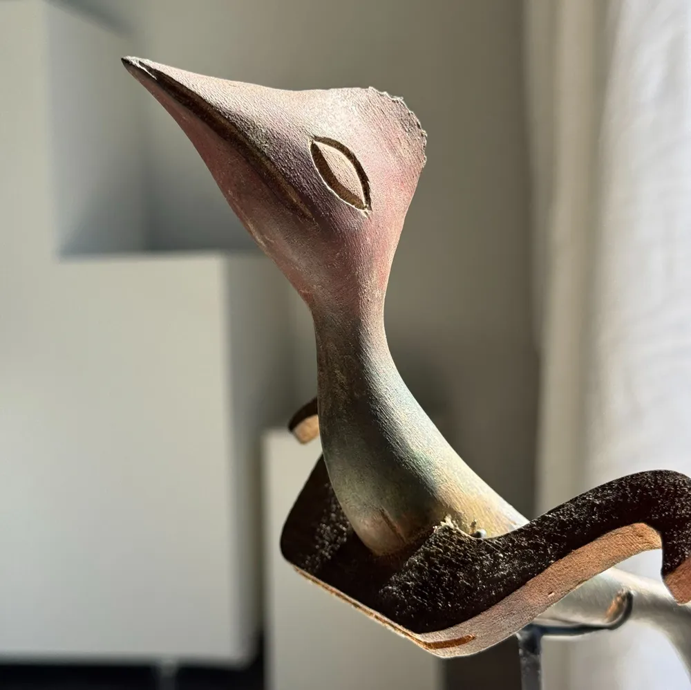 Sculptures, statuettes et miniatures - Oiseau décoratif traditionnel indonésien en bois sur socle - OFFICE OBJETS