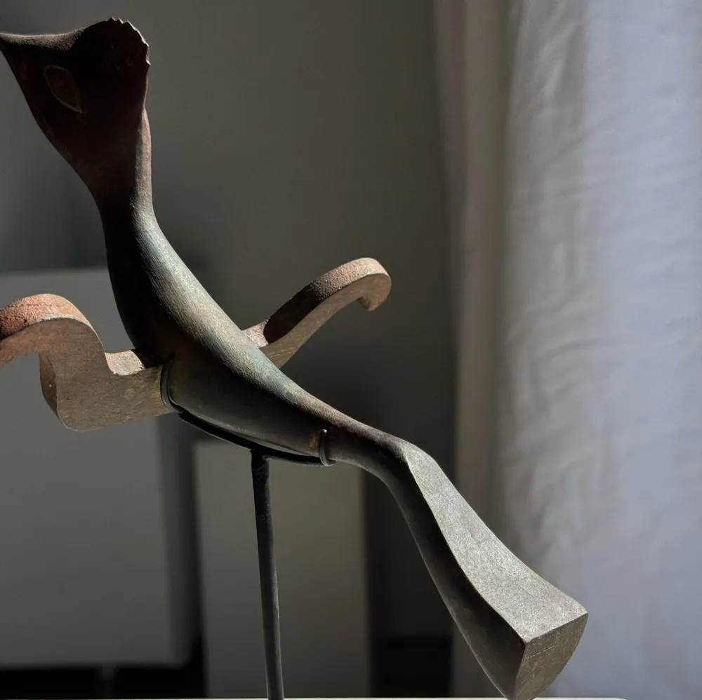 Sculptures, statuettes et miniatures - Oiseau décoratif traditionnel indonésien en bois sur socle - OFFICE OBJETS