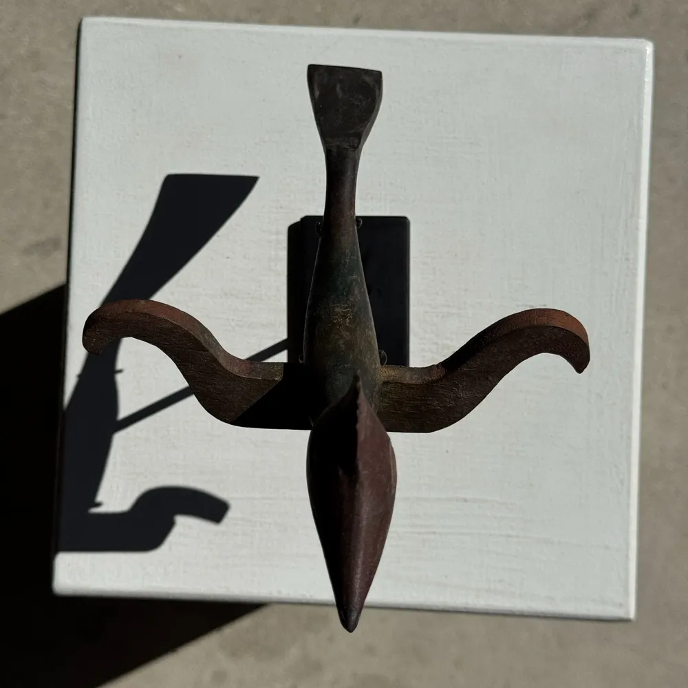 Sculptures, statuettes et miniatures - Oiseau décoratif traditionnel indonésien en bois sur socle - OFFICE OBJETS