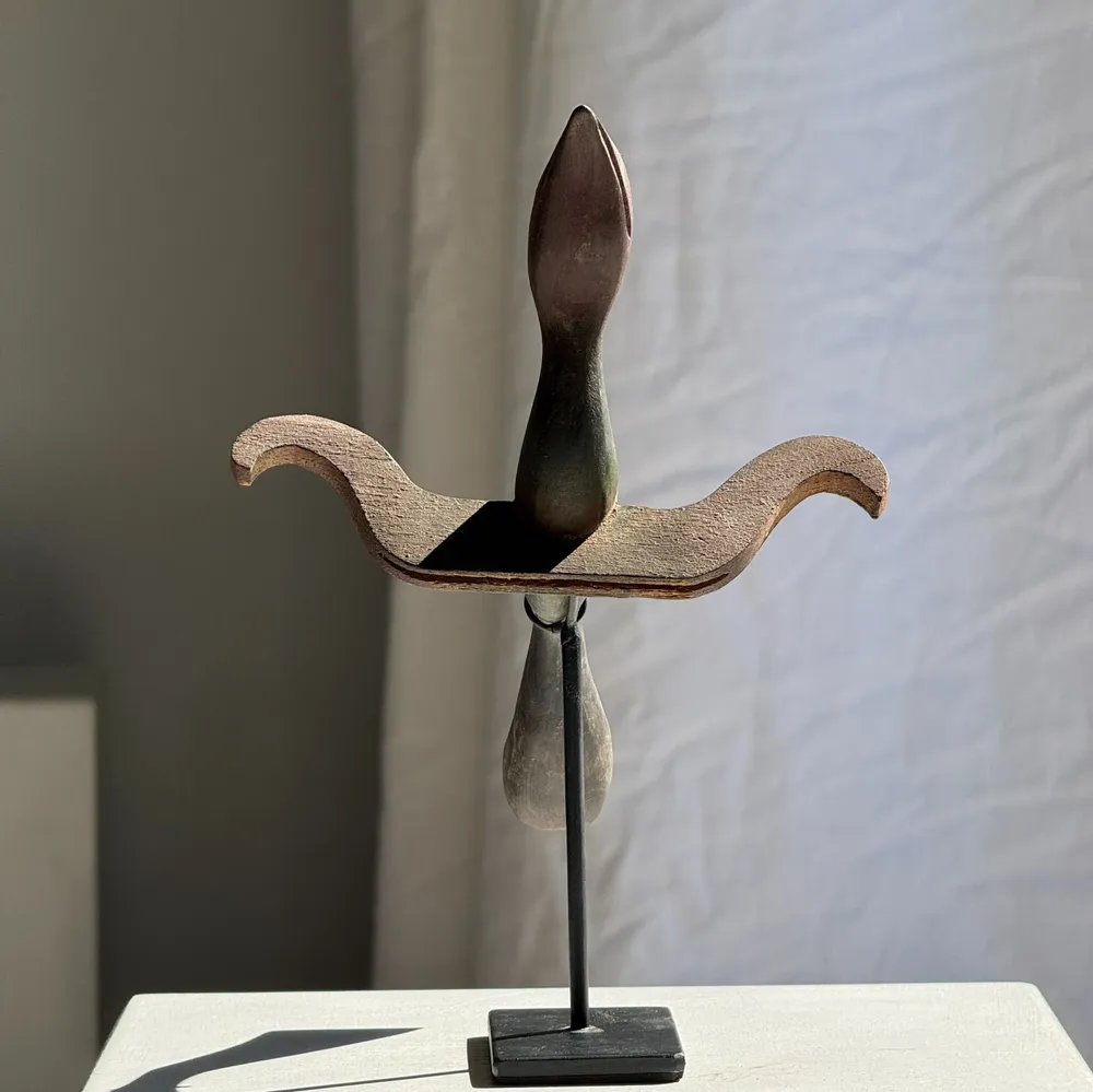 Sculptures, statuettes et miniatures - Oiseau décoratif traditionnel indonésien en bois sur socle - OFFICE OBJETS