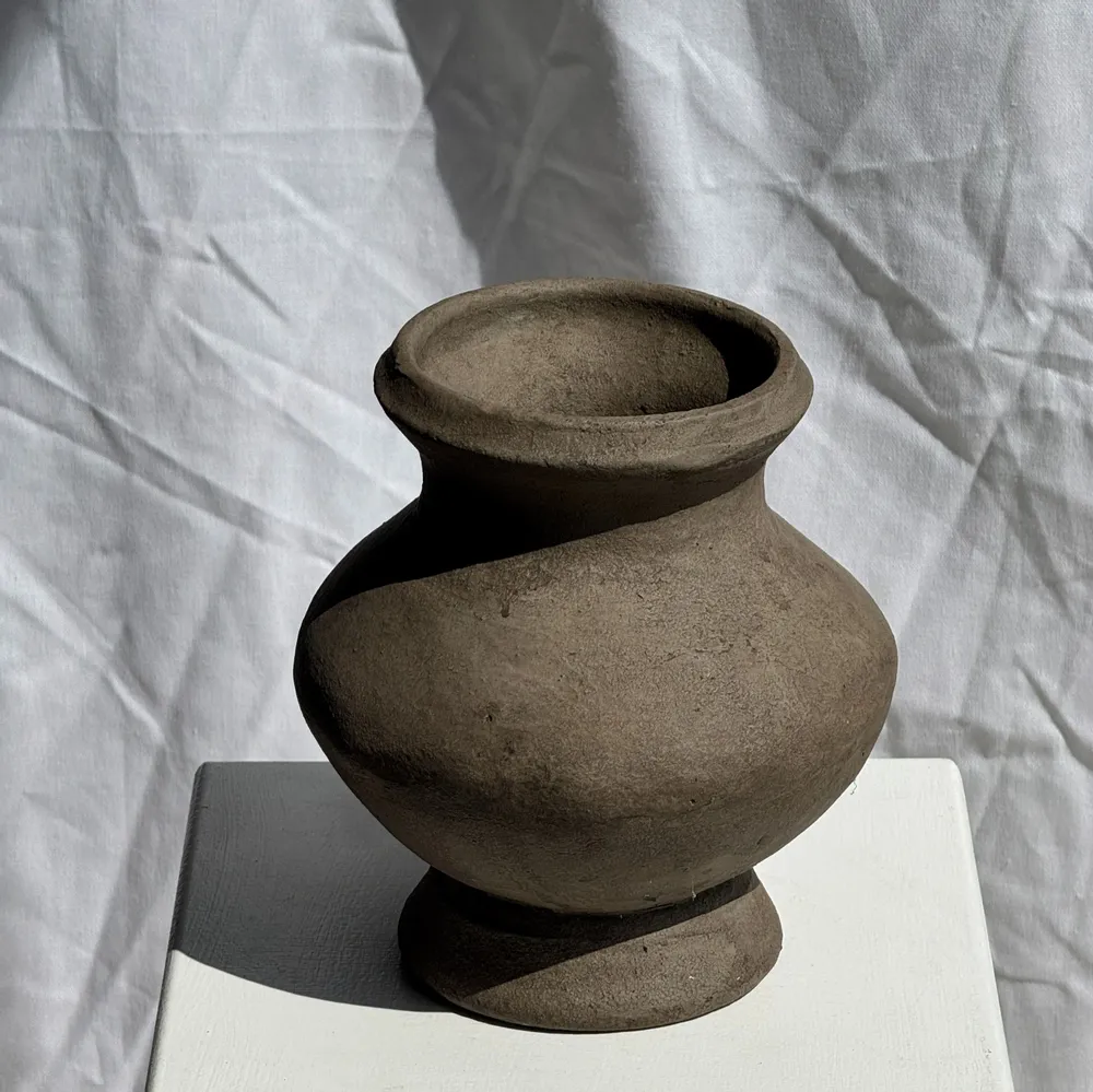 Vases - Petit vase en terre cuite brutaliste artisanal piédouche indonésien - OFFICE OBJETS