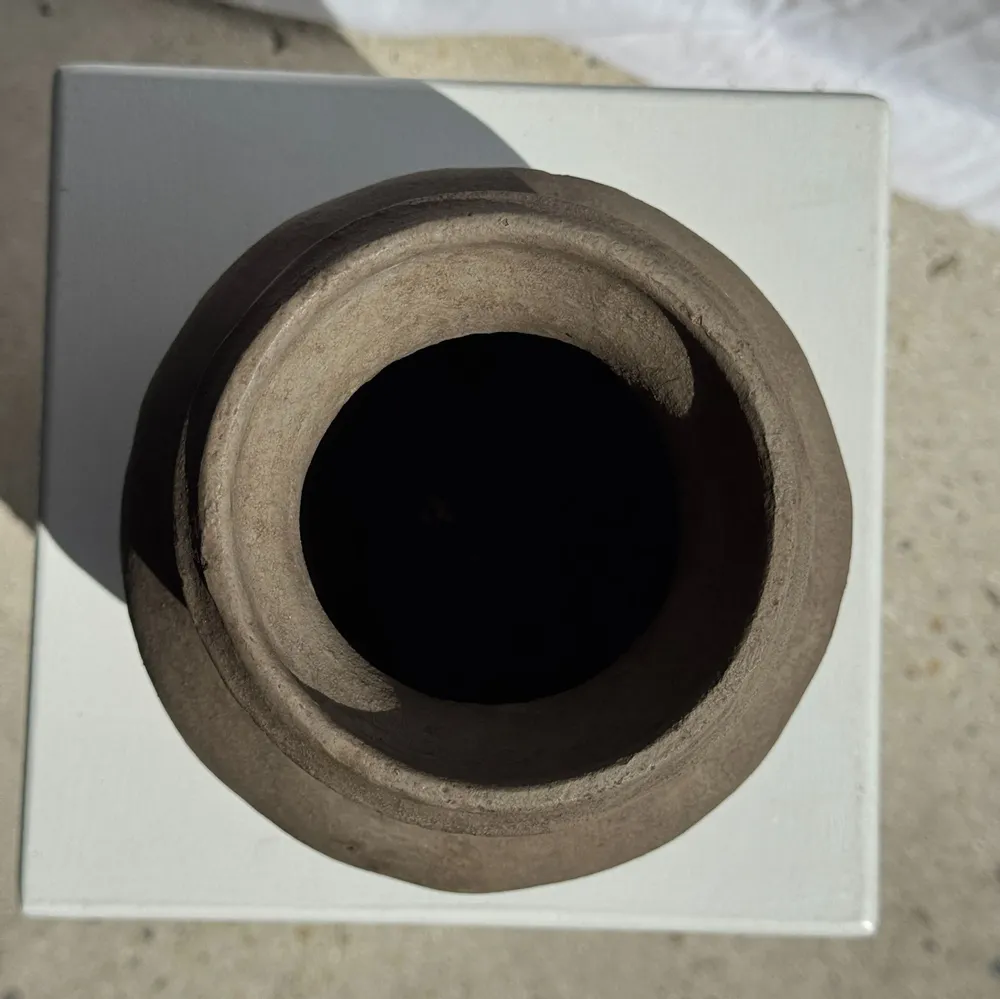 Vases - Petit vase en terre cuite brutaliste artisanal piédouche indonésien - OFFICE OBJETS