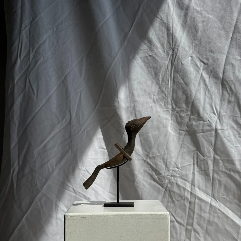 Sculptures, statuettes and miniatures - Traditional Indonesian wooden decorative bird on a base - OFFICE OBJETS