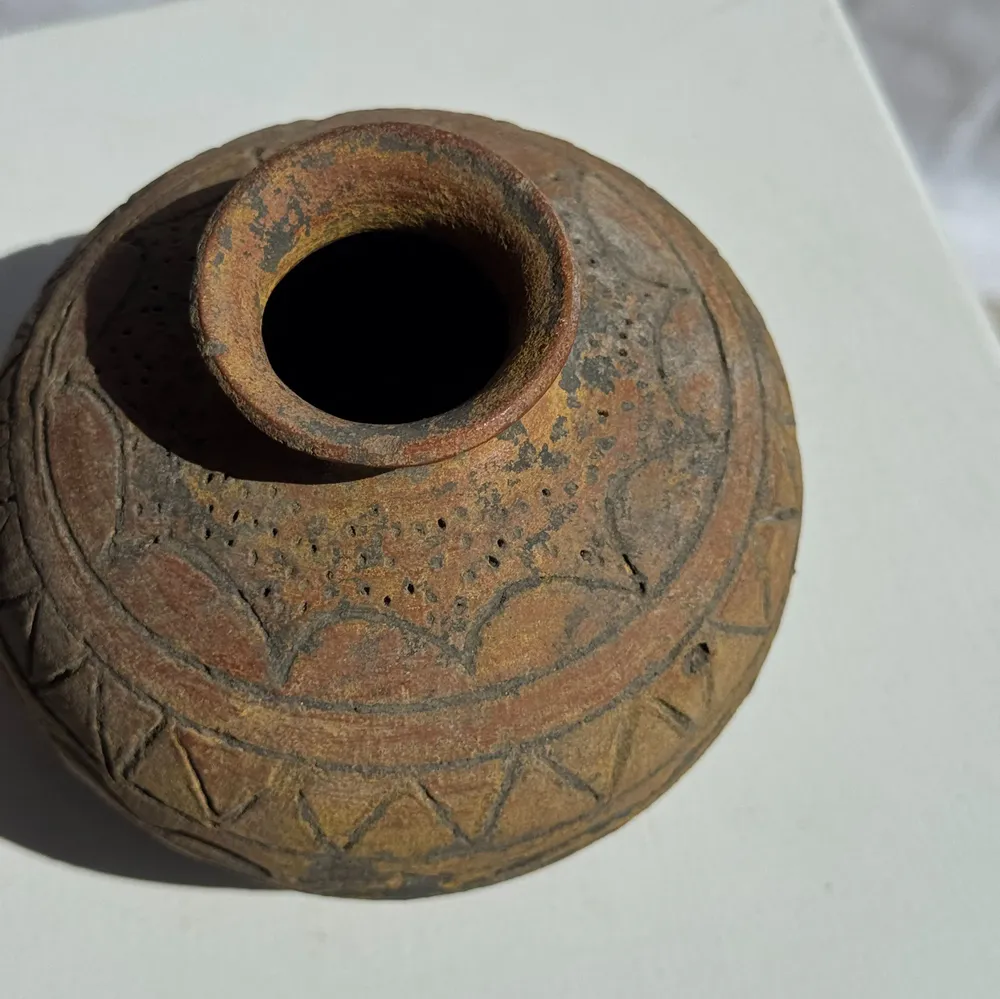 Vases - Petit vase rond ancien en terre cuite gravée, polychromie indonésien - OFFICE OBJETS