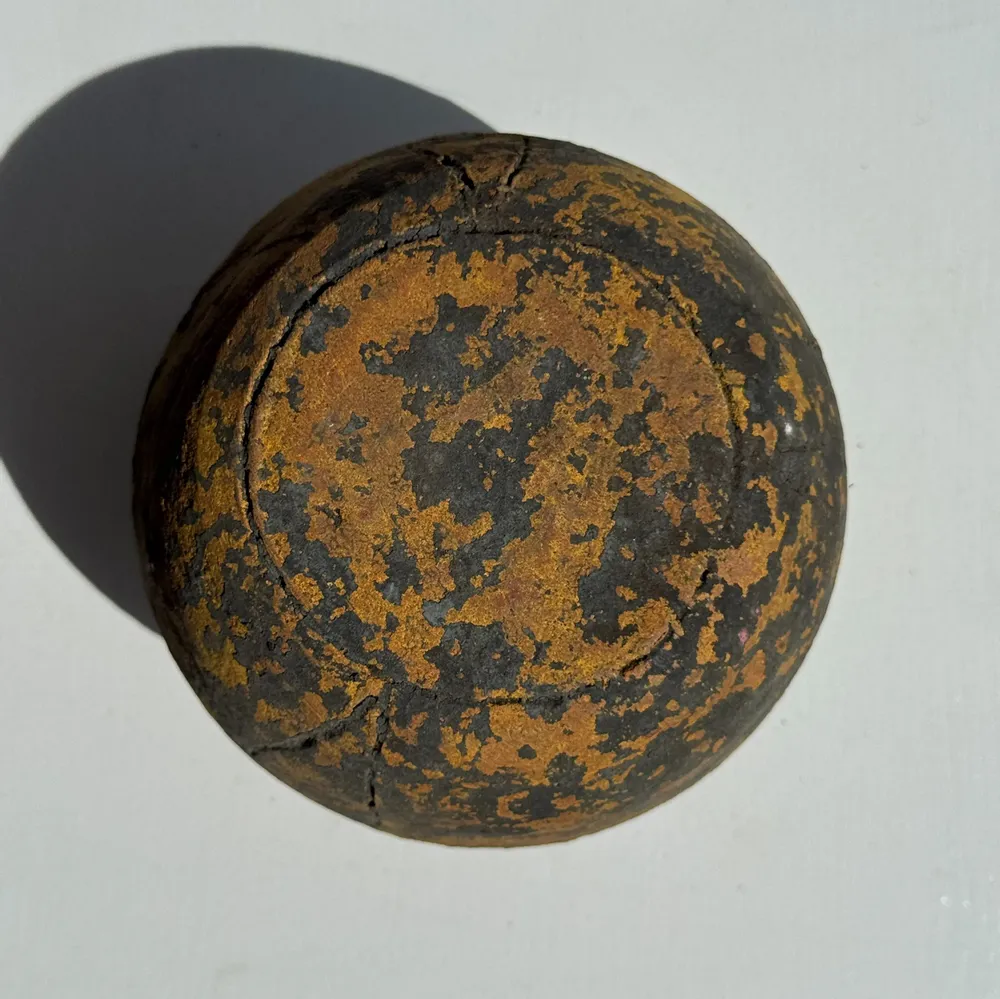 Vases - Petit vase rond ancien en terre cuite gravée, polychromie indonésien - OFFICE OBJETS