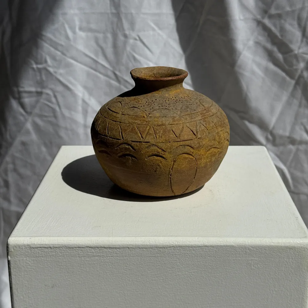 Vases - Petit vase rond ancien en terre cuite gravée, polychromie indonésien - OFFICE OBJETS