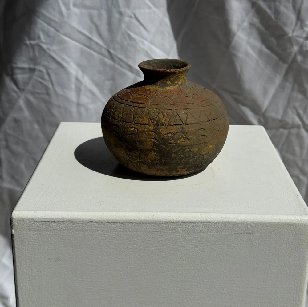 Vases - Petit vase rond ancien en terre cuite gravée, polychromie indonésien - OFFICE OBJETS