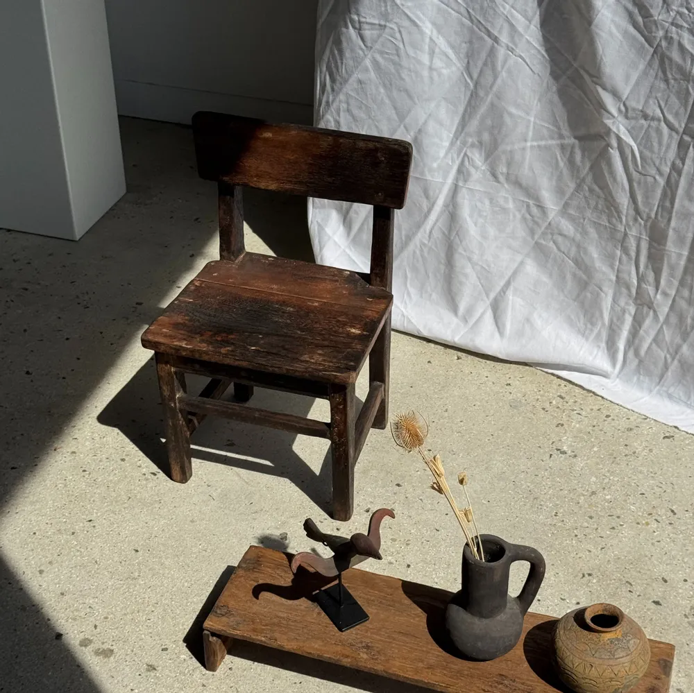 Sculptures, statuettes et miniatures - Oiseau décoratif traditionnel indonésien en bois sur socle - OFFICE OBJETS