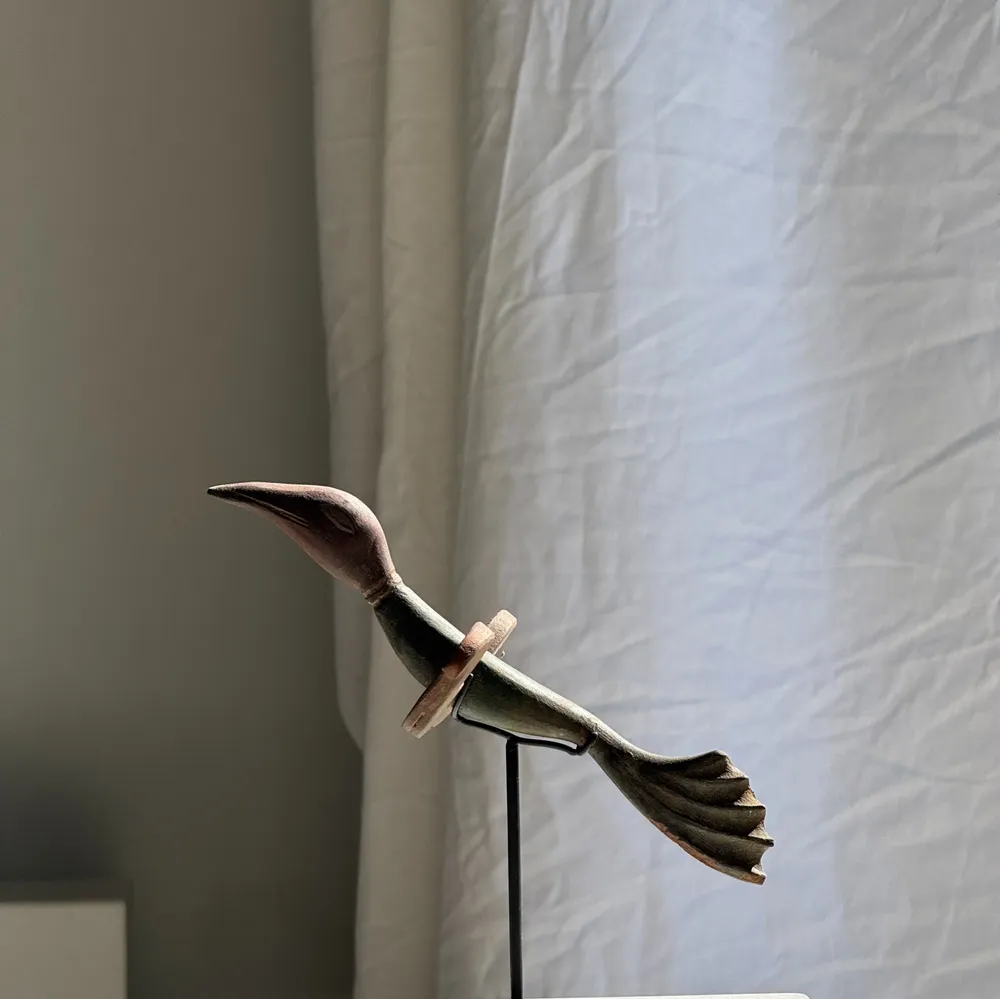 Sculptures, statuettes et miniatures - Oiseau décoratif traditionnel indonésien en bois sur socle - OFFICE OBJETS