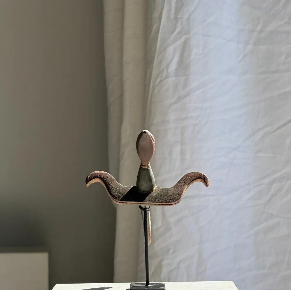 Sculptures, statuettes et miniatures - Oiseau décoratif traditionnel indonésien en bois sur socle - OFFICE OBJETS