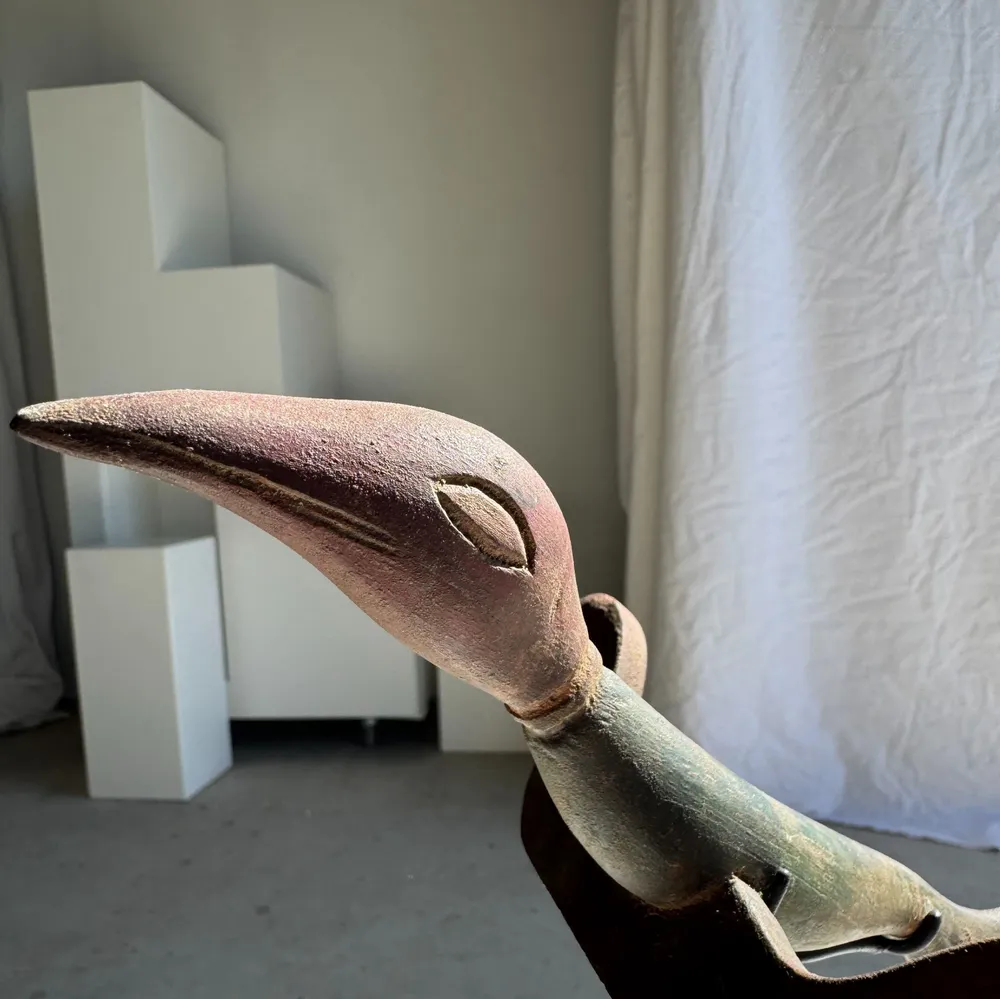 Sculptures, statuettes et miniatures - Oiseau décoratif traditionnel indonésien en bois sur socle - OFFICE OBJETS