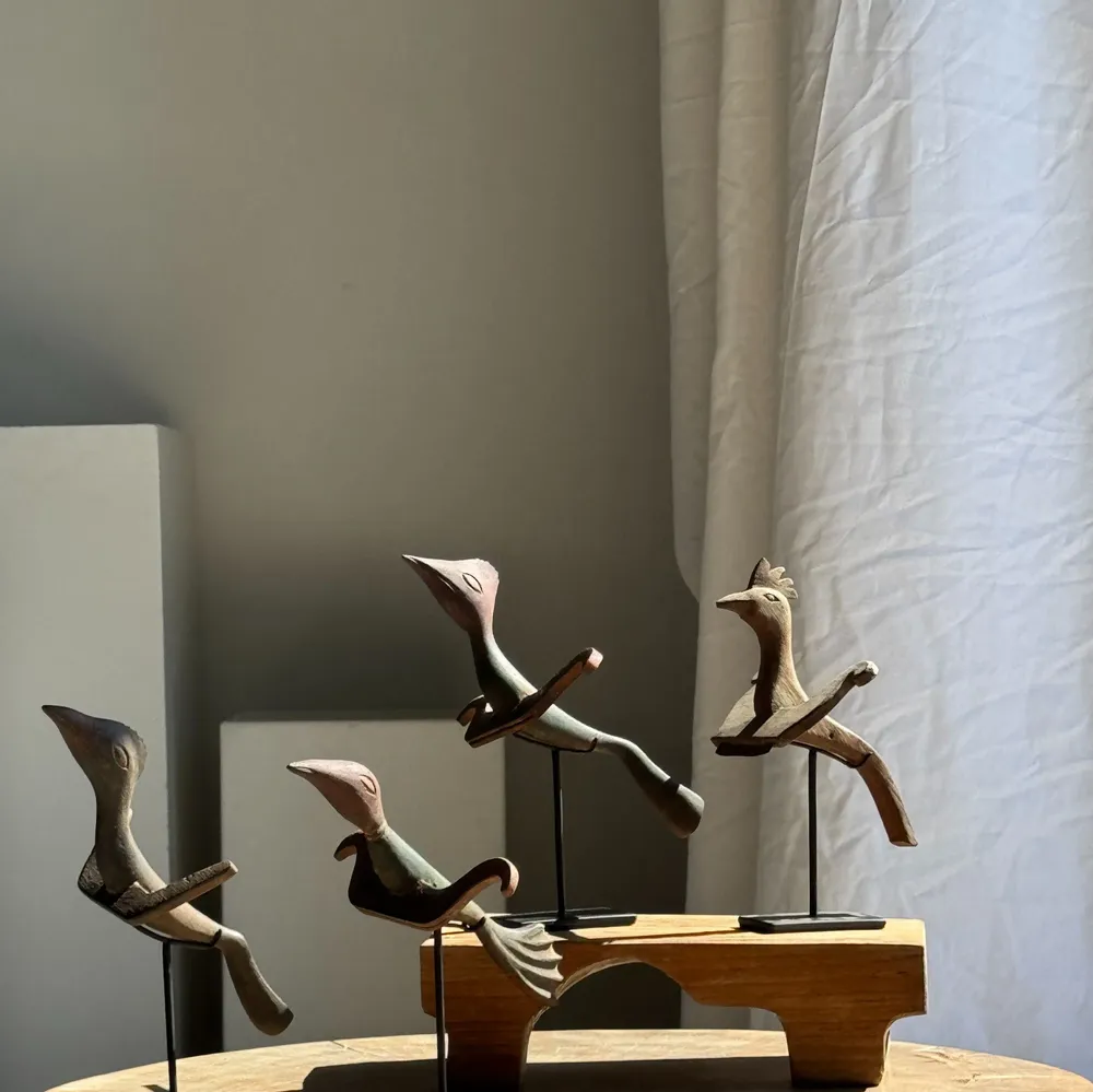 Sculptures, statuettes et miniatures - Oiseau décoratif traditionnel indonésien en bois sur socle - OFFICE OBJETS