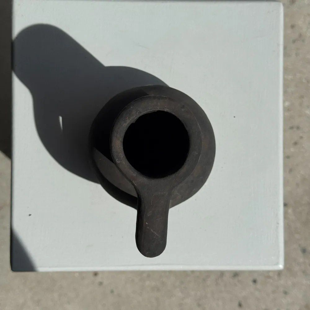 Vases - Vase soliflore en céramique noir à anse en terre cuite indonésien H17 - OFFICE OBJETS