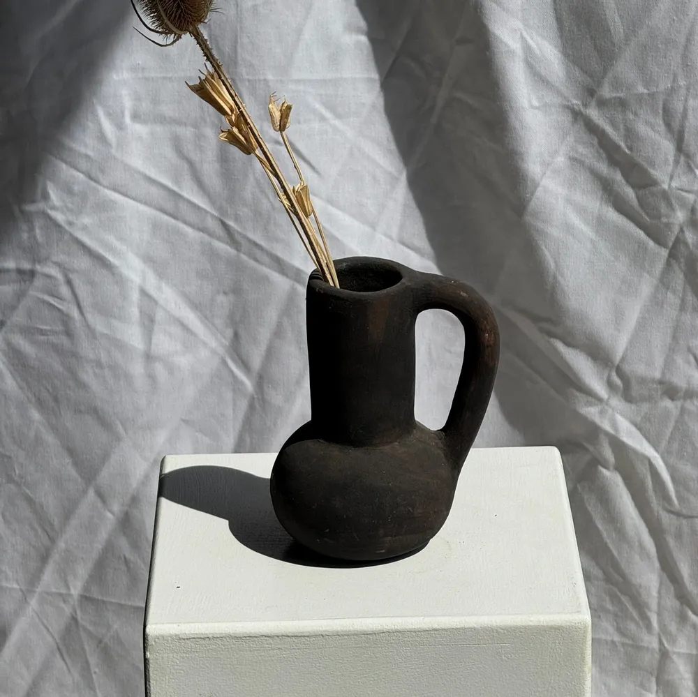 Vases - Vase soliflore en céramique noir à anse en terre cuite indonésien H17 - OFFICE OBJETS