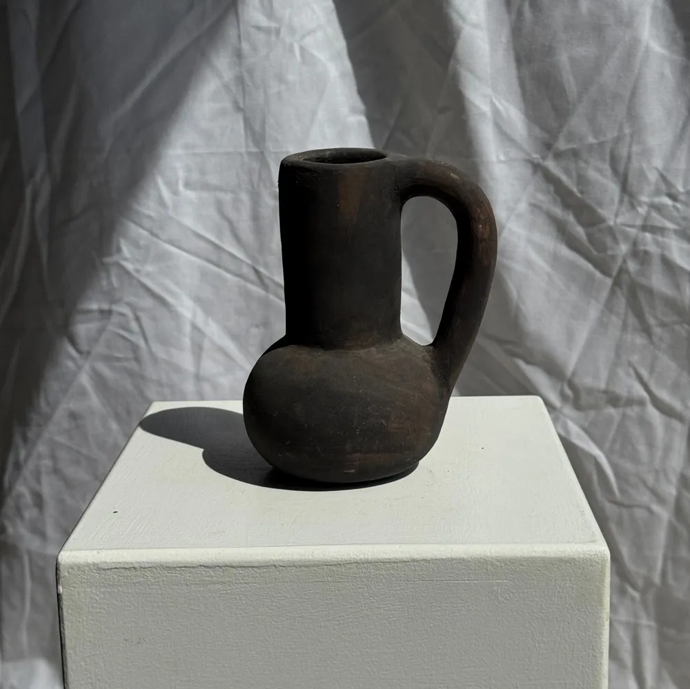 Vases - Vase soliflore en céramique noir à anse en terre cuite indonésien H17 - OFFICE OBJETS