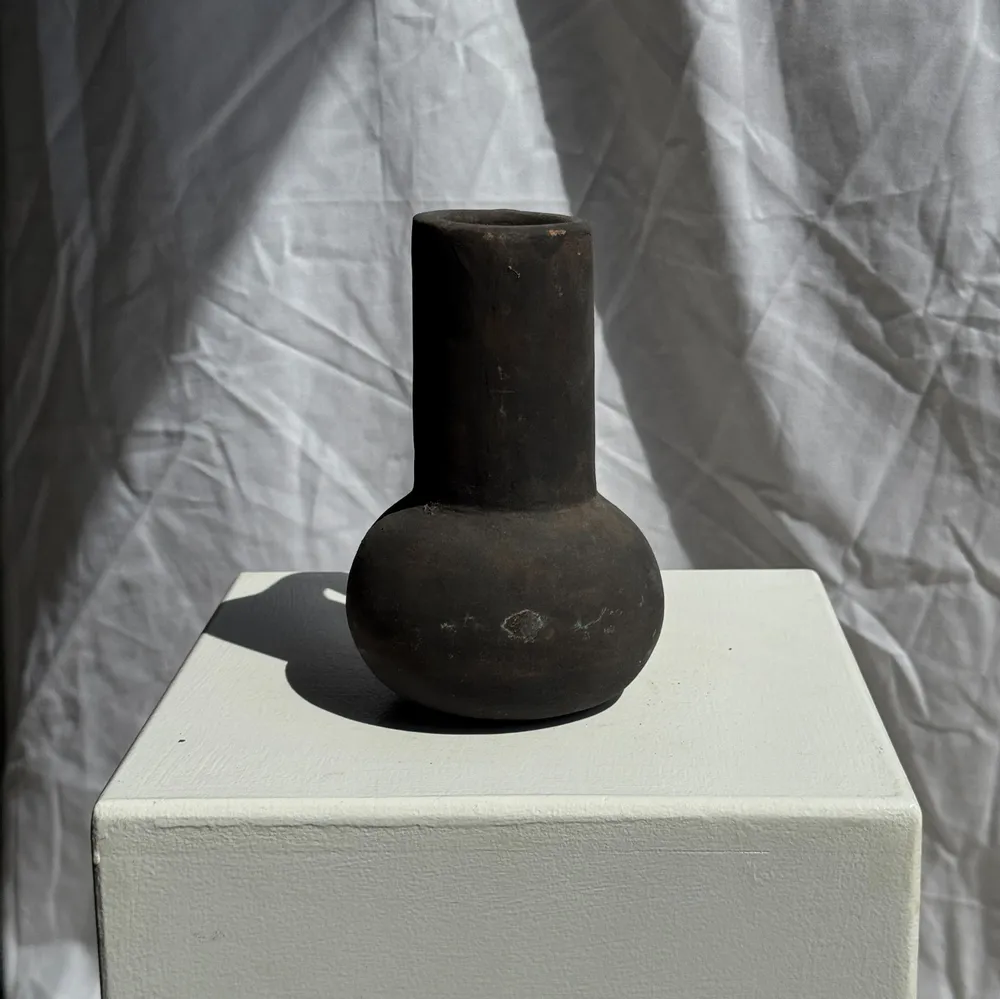 Vases - Vase soliflore en céramique noir à anse en terre cuite indonésien H17 - OFFICE OBJETS