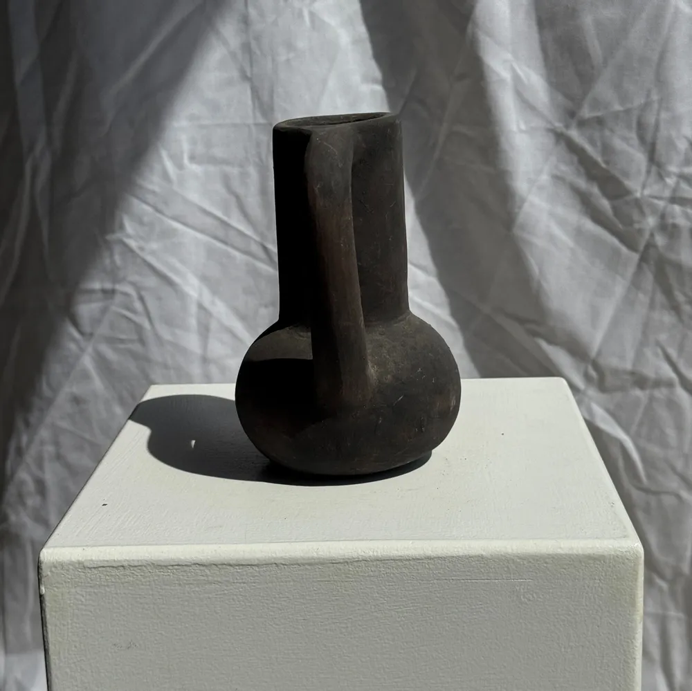 Vases - Vase soliflore en céramique noir à anse en terre cuite indonésien H17 - OFFICE OBJETS