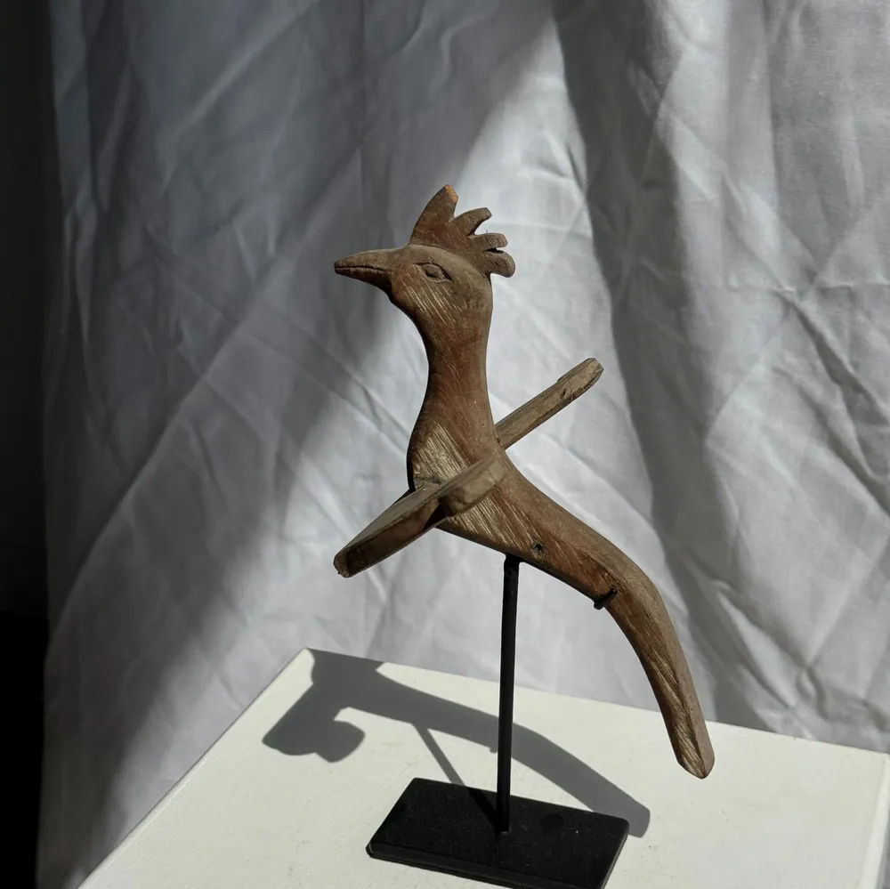 Sculptures, statuettes et miniatures - Oiseau décoratif traditionnel indonésien en bois sur socle - OFFICE OBJETS