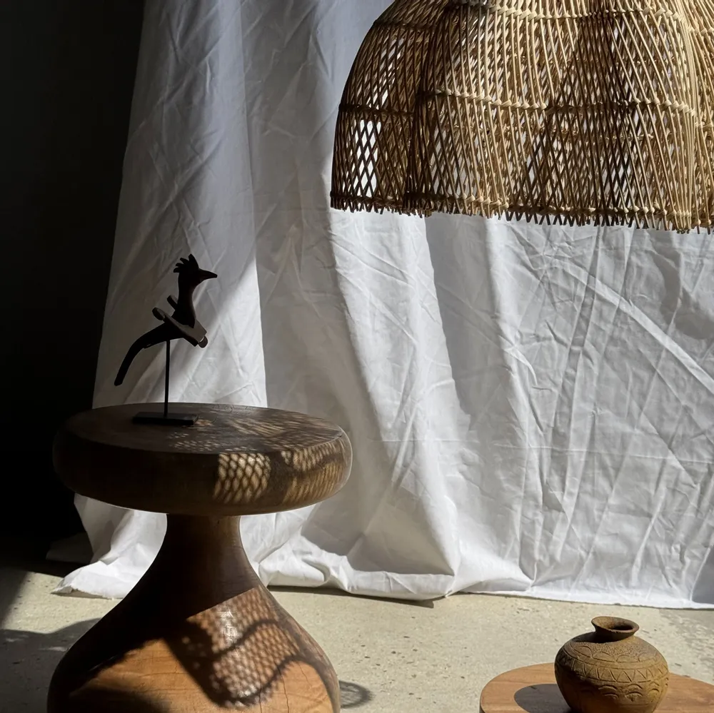 Sculptures, statuettes et miniatures - Oiseau décoratif traditionnel indonésien en bois sur socle - OFFICE OBJETS