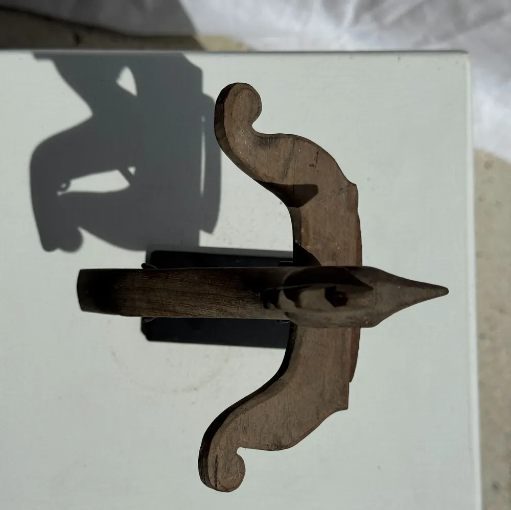 Sculptures, statuettes et miniatures - Oiseau décoratif traditionnel indonésien en bois sur socle - OFFICE OBJETS