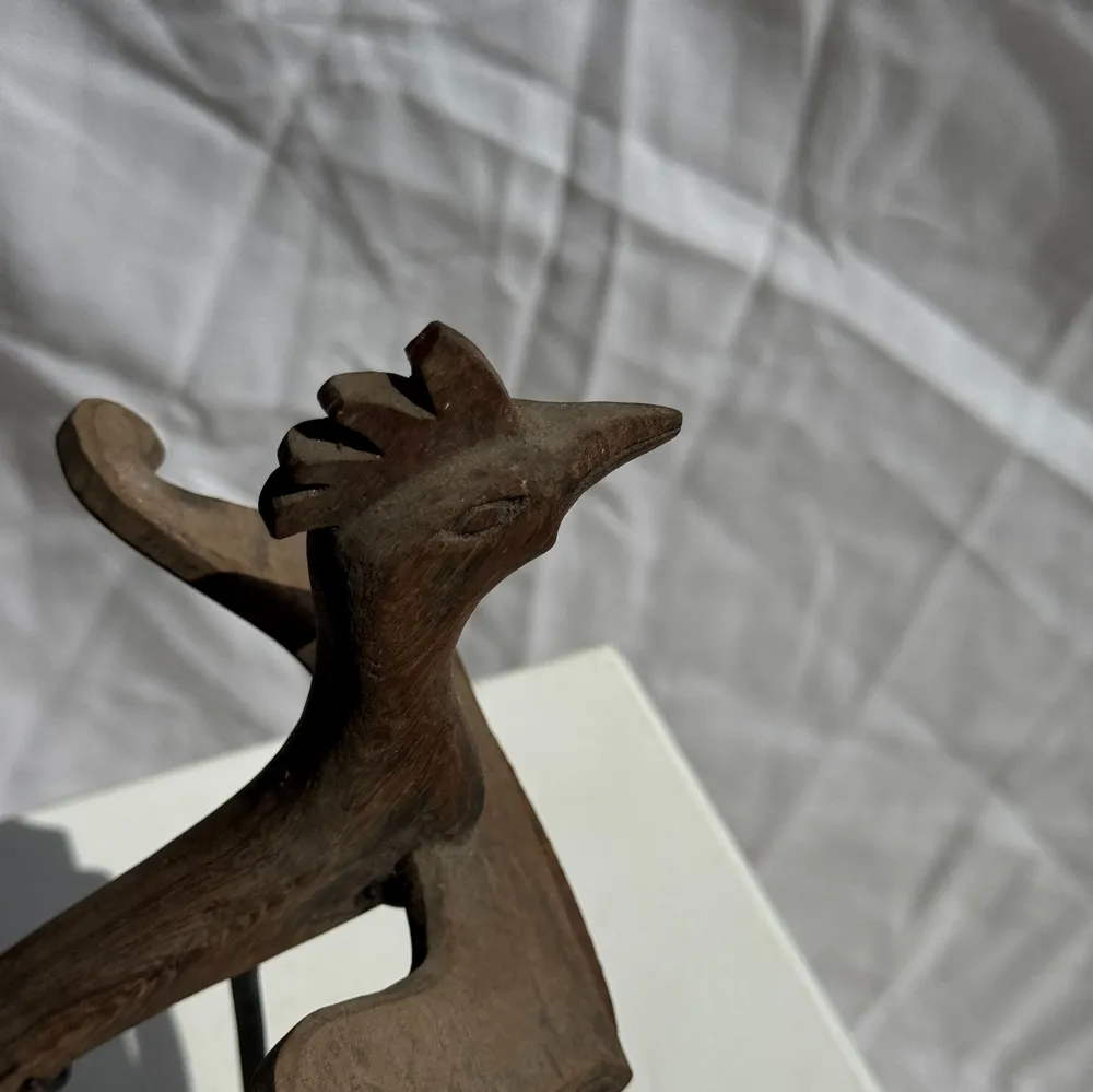 Sculptures, statuettes et miniatures - Oiseau décoratif traditionnel indonésien en bois sur socle - OFFICE OBJETS