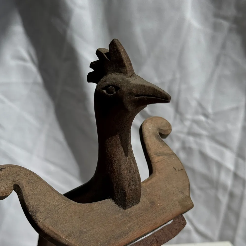 Sculptures, statuettes et miniatures - Oiseau décoratif traditionnel indonésien en bois sur socle - OFFICE OBJETS