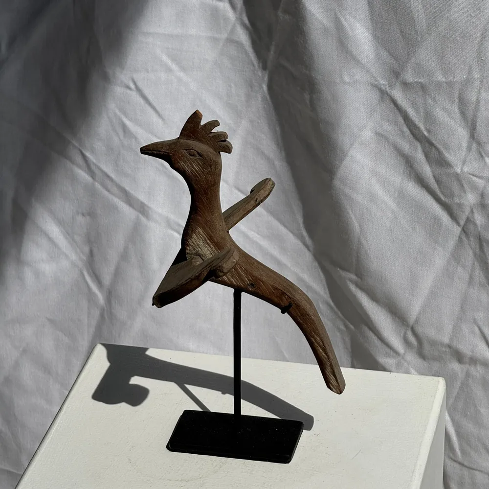 Sculptures, statuettes et miniatures - Oiseau décoratif traditionnel indonésien en bois sur socle - OFFICE OBJETS