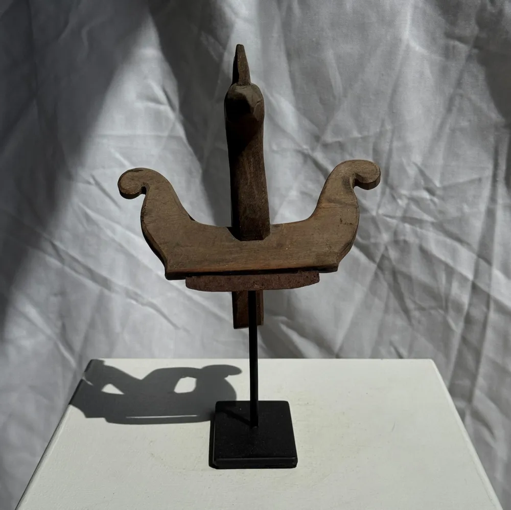 Sculptures, statuettes et miniatures - Oiseau décoratif traditionnel indonésien en bois sur socle - OFFICE OBJETS