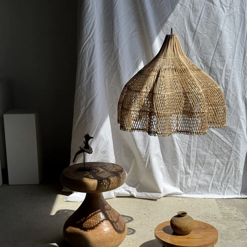 Sculptures, statuettes et miniatures - Oiseau décoratif traditionnel indonésien en bois sur socle - OFFICE OBJETS