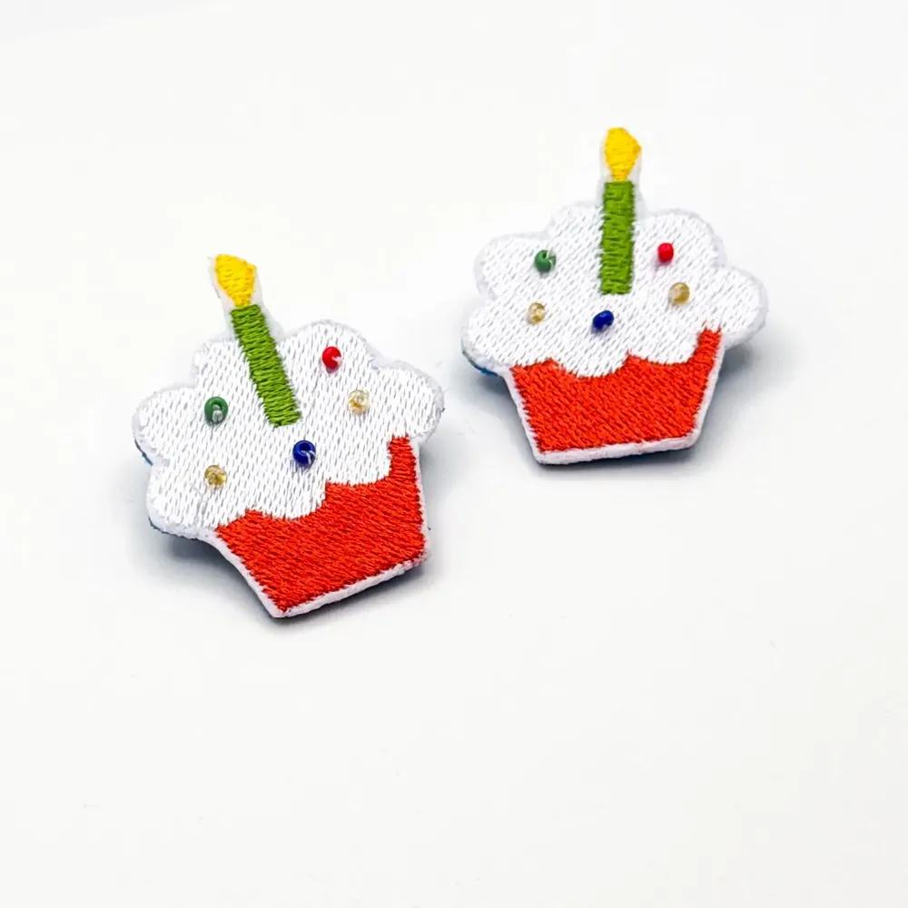Kids accessories - Happy Birthday” embroidered cupcake brooch - A sweet breath - PETIT POIRIER