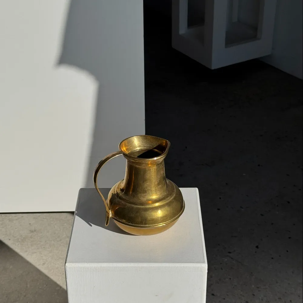 Carafes - Carafe ou verseuse ventrue en métal doré H18 - OFFICE OBJETS