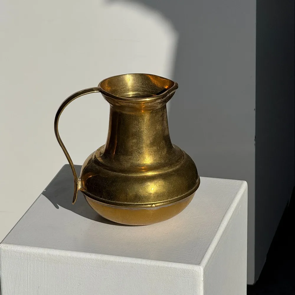 Carafes - Carafe ou verseuse ventrue en métal doré H18 - OFFICE OBJETS
