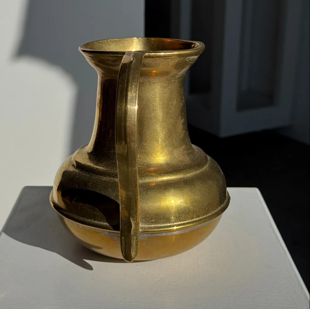 Carafes - Carafe ou verseuse ventrue en métal doré H18 - OFFICE OBJETS
