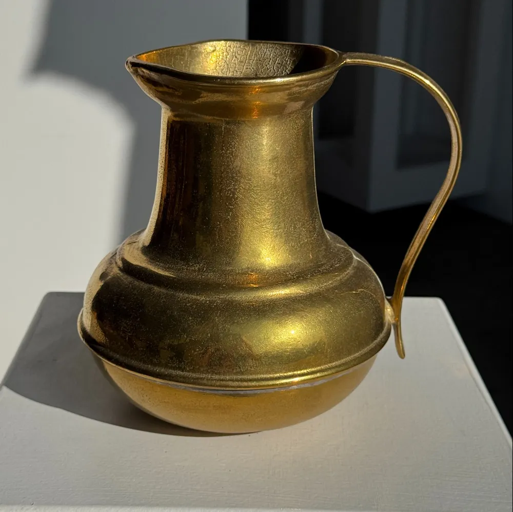 Carafes - Carafe ou verseuse ventrue en métal doré H18 - OFFICE OBJETS