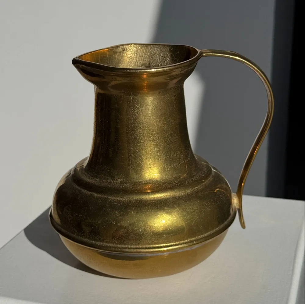 Carafes - Carafe ou verseuse ventrue en métal doré H18 - OFFICE OBJETS