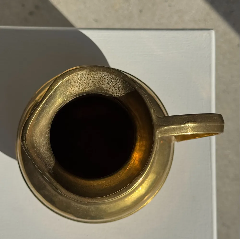 Carafes - Carafe ou verseuse ventrue en métal doré H18 - OFFICE OBJETS