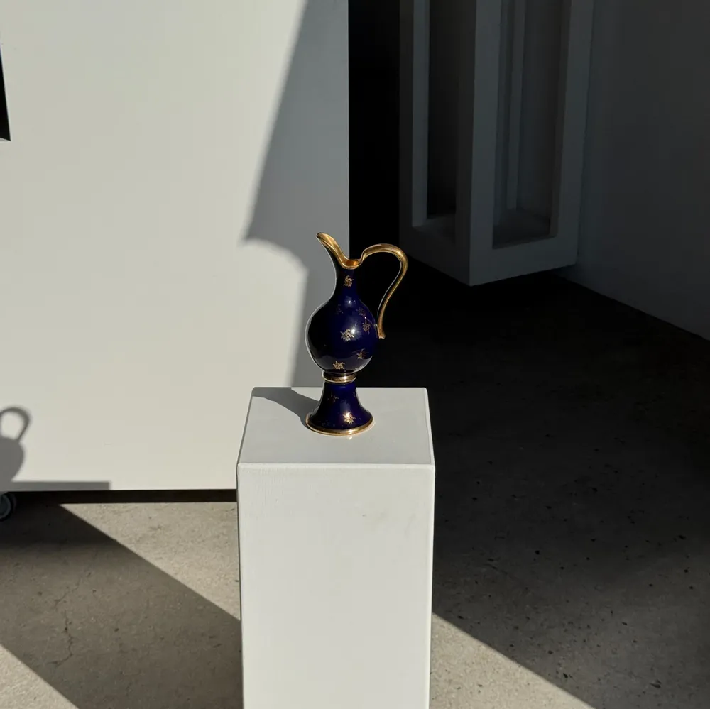 Carafes - Aiguière en porcelaine de Limoges bleue et dorée motif H27 - OFFICE OBJETS