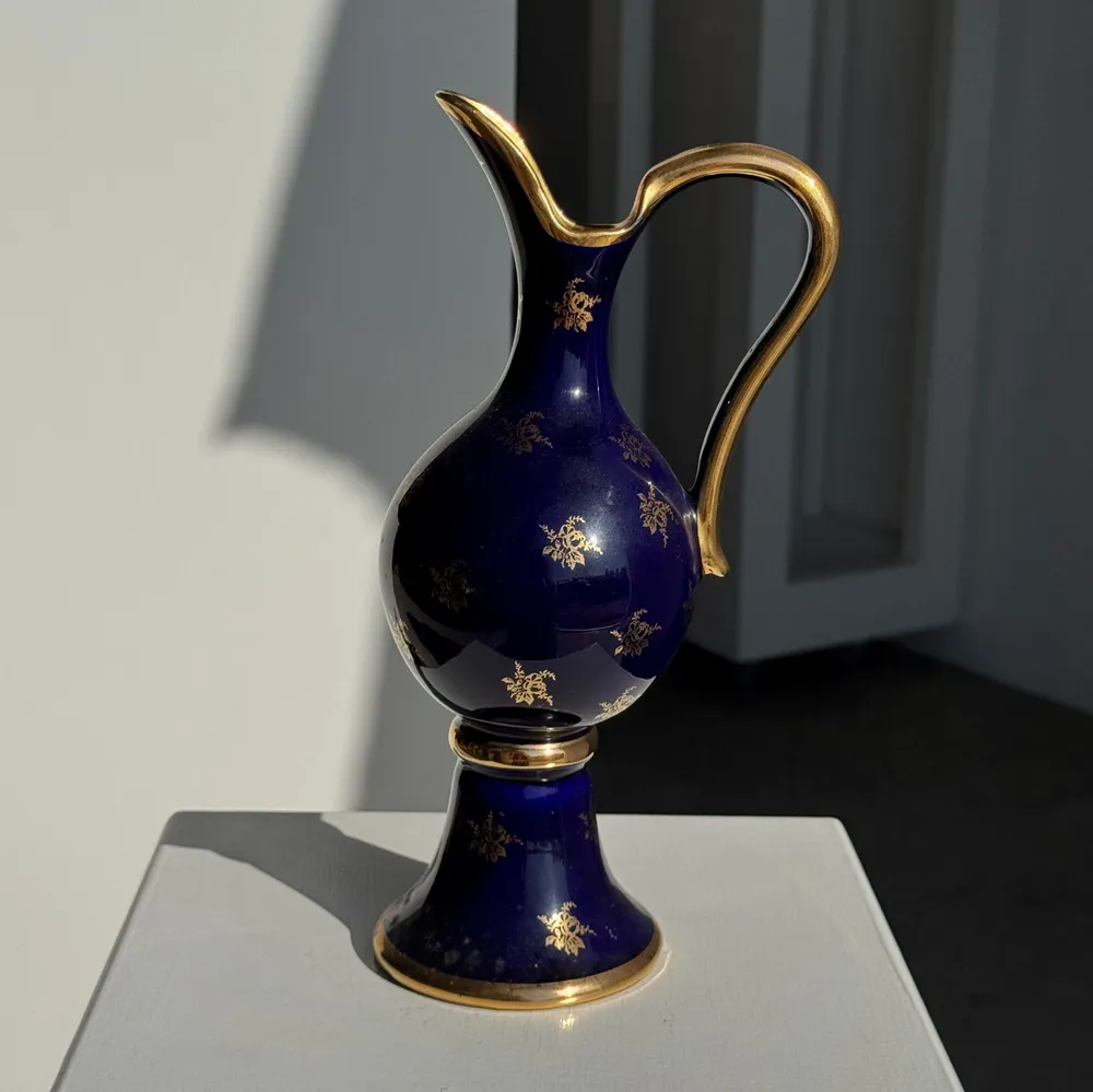 Carafes - Aiguière en porcelaine de Limoges bleue et dorée motif H27 - OFFICE OBJETS