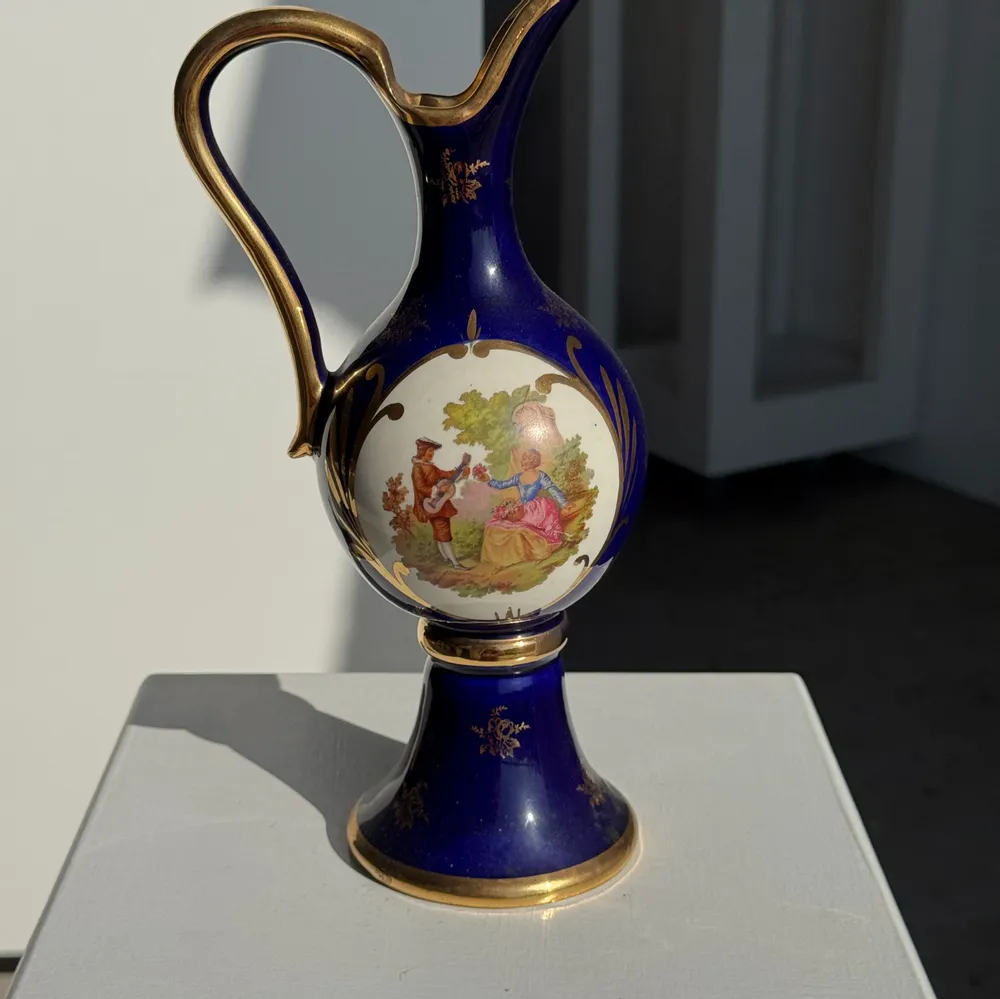Carafes - Aiguière en porcelaine de Limoges bleue et dorée motif H27 - OFFICE OBJETS