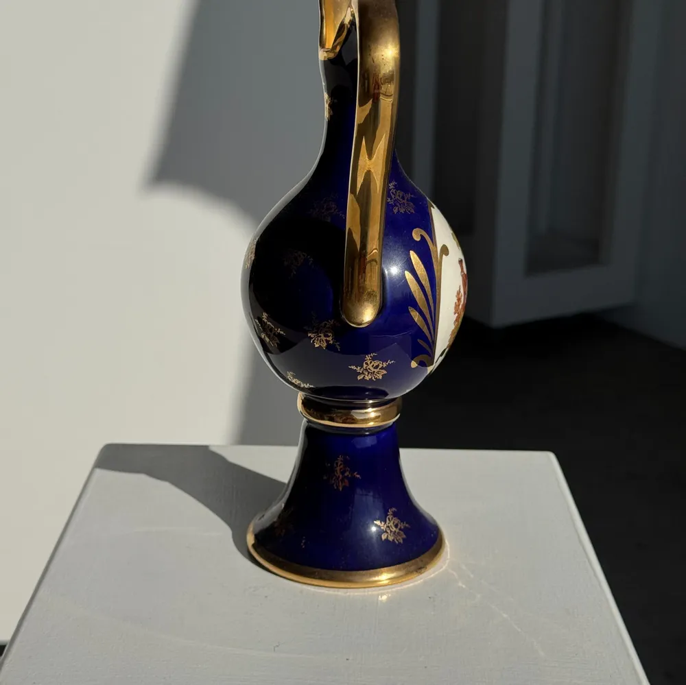 Carafes - Aiguière en porcelaine de Limoges bleue et dorée motif H27 - OFFICE OBJETS