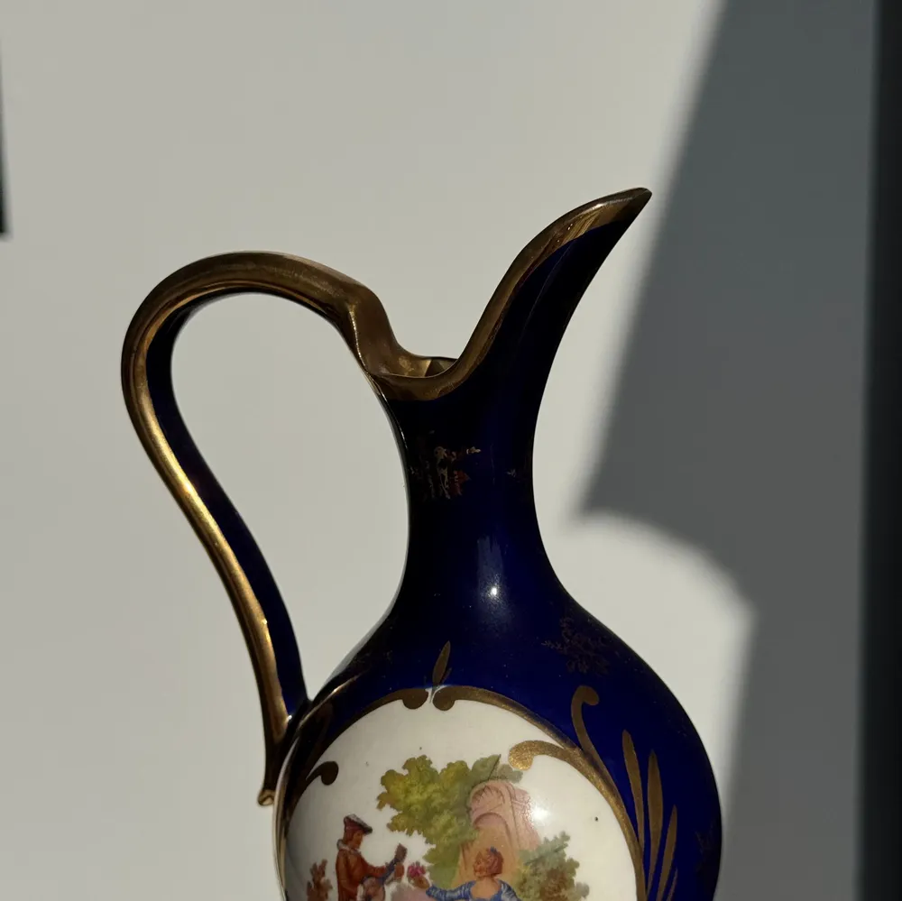 Carafes - Aiguière en porcelaine de Limoges bleue et dorée motif H27 - OFFICE OBJETS